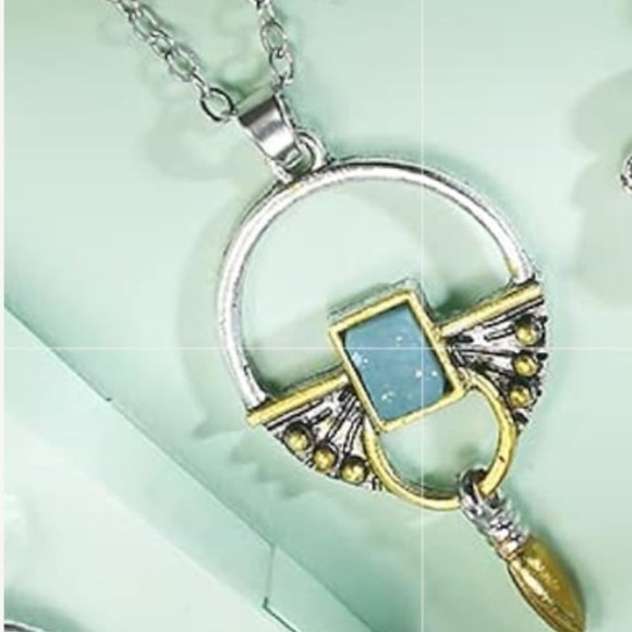 Jewelry - Vintage style necklace with pendant